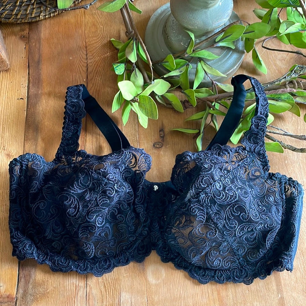 Underwire lace bra from French designer Nikol Djumon in 40 DD